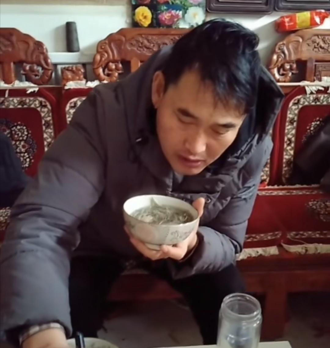 商演结束，主办方一声不吭把他安排在二号桌，旁边全是陌生面孔，大衣哥朱之文一言不发