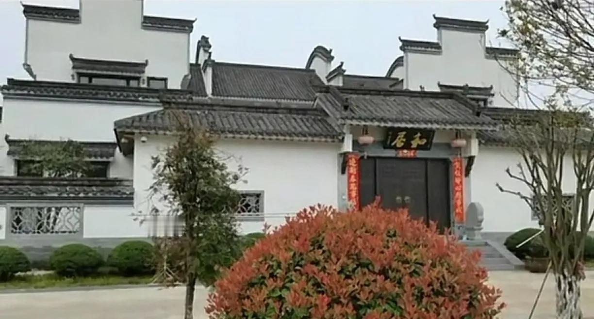 这是居然之家老板在湖北黄冈市罗田县老家建的豪宅，大门口写着“和居”两个字，是原汁