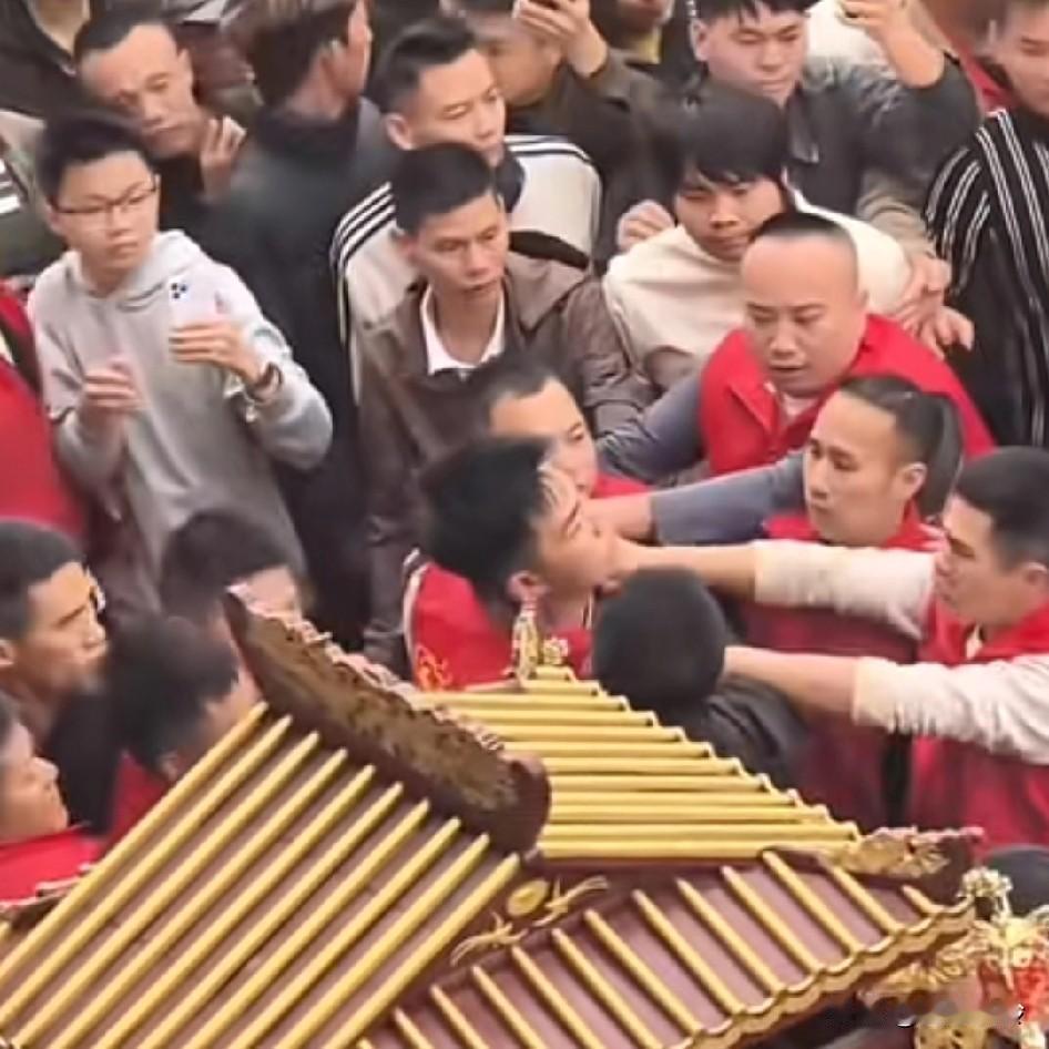 说到底全部都是姓许的，一个村一个族里的人，带眼镜的是奶奶被抢了香！把香抢了？还扔