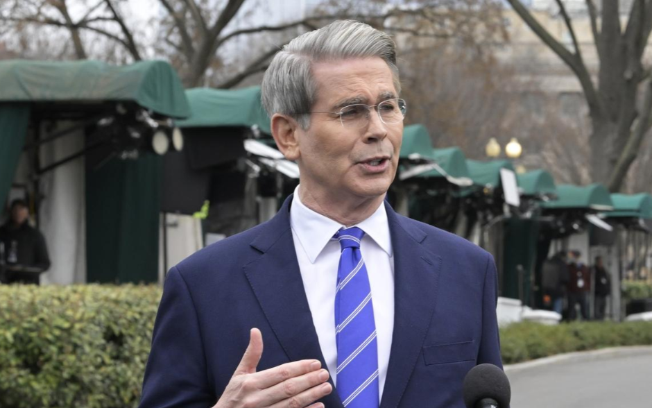 美国财长贝森特突然表示，中方建议特朗普将原定2026年初访华推迟到四月。10月