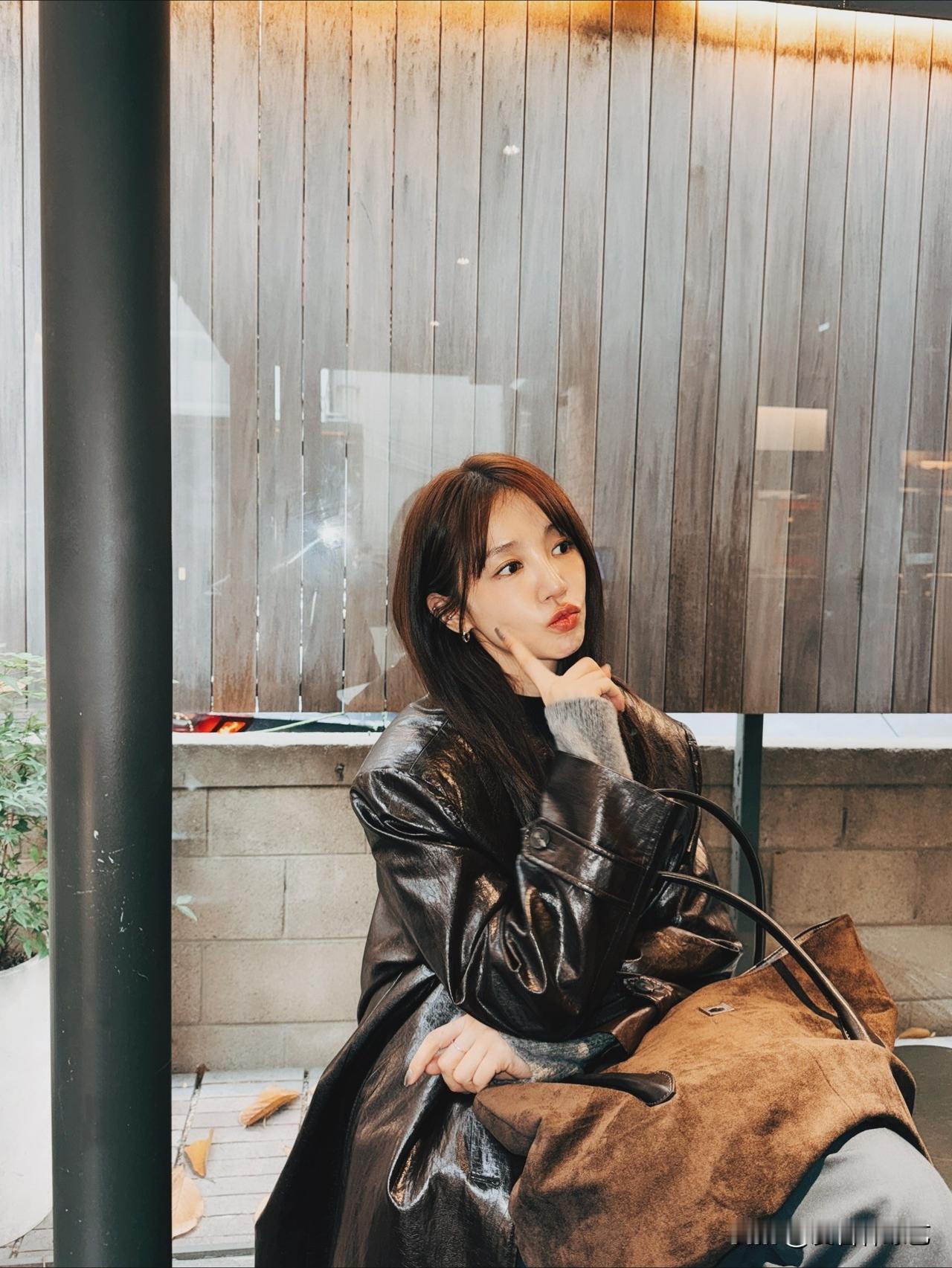 近日，演员尹恩惠在自己的Instagram上上传了多张照片。照片中，尹恩惠一袭利