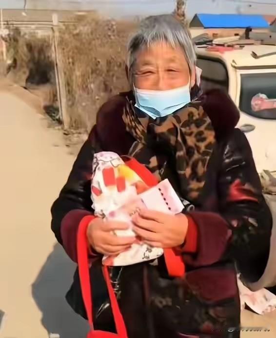 哪一年不发了，会不会恨刘强东呢？刘强东上大学那会，四面八方的村民给他凑了学费