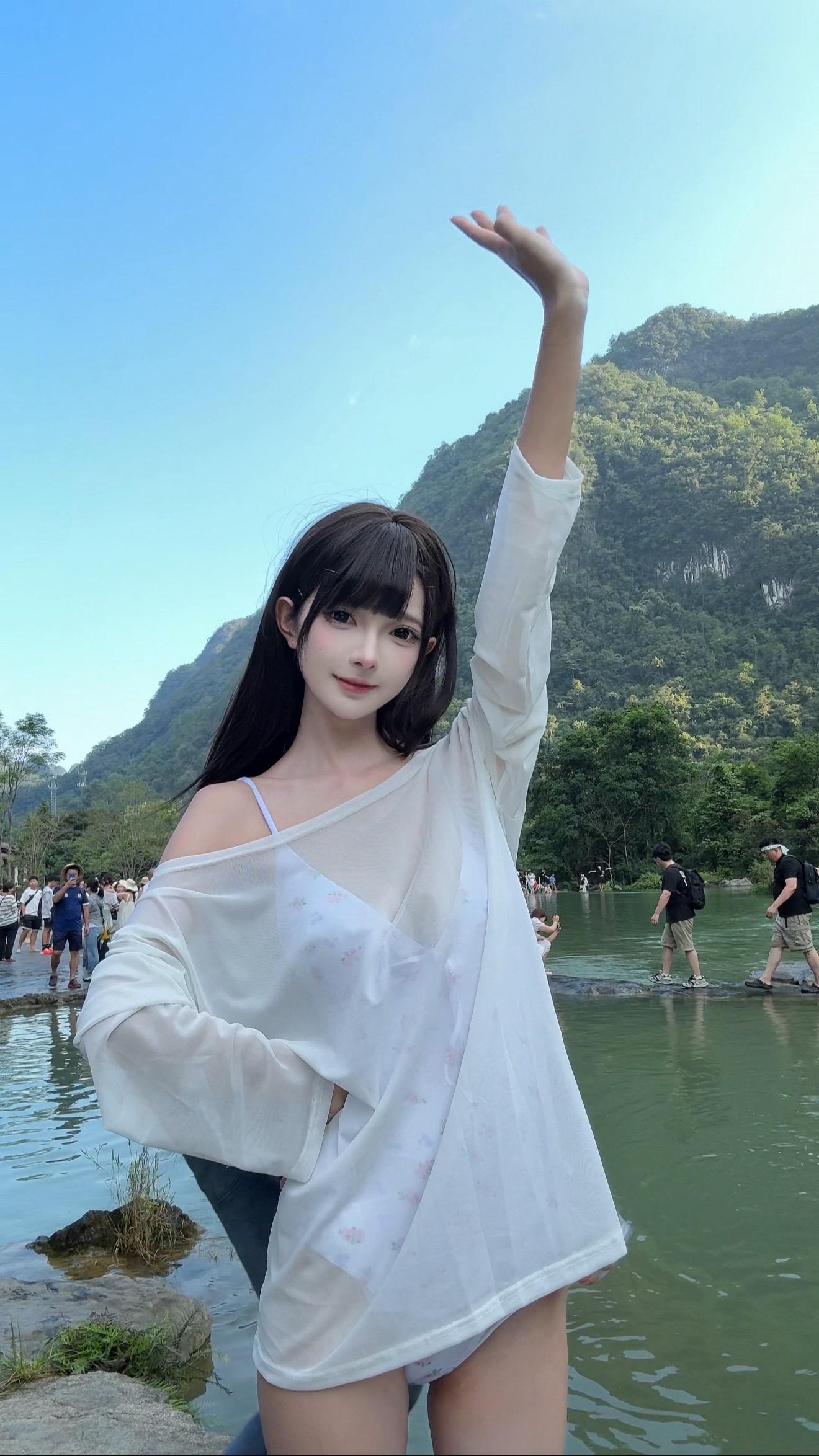 这湖特别绿呀。