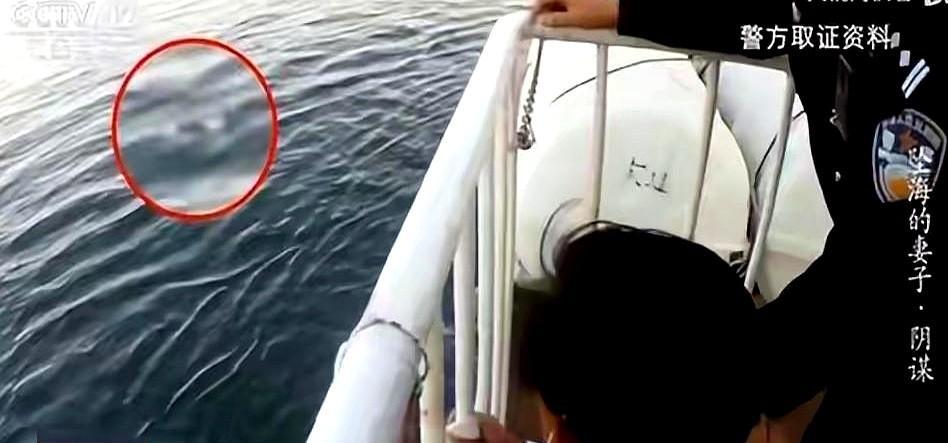 一艘从大连驶往烟台的客运轮船上，突然有女子掉落海中，女子丈夫迅速报警。救援人员