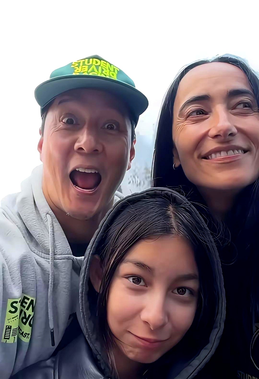 吴彦祖发了张全家福视频，老婆Lisa硬生生被评论区刷成了“动力火车”。素颜出镜，发际线后移，法令纹深