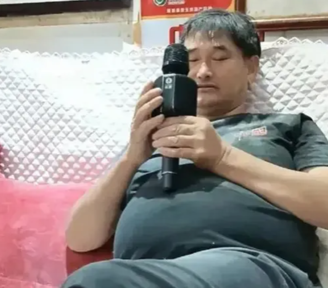大衣哥给人的感觉就是不太自律，这从他那大大的啤酒肚就能看出一二。作为一位大明
