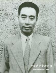 1958年2月，周总理访问朝鲜时，白天和大家谈笑风生，晚上回到住处后，就一个人喝