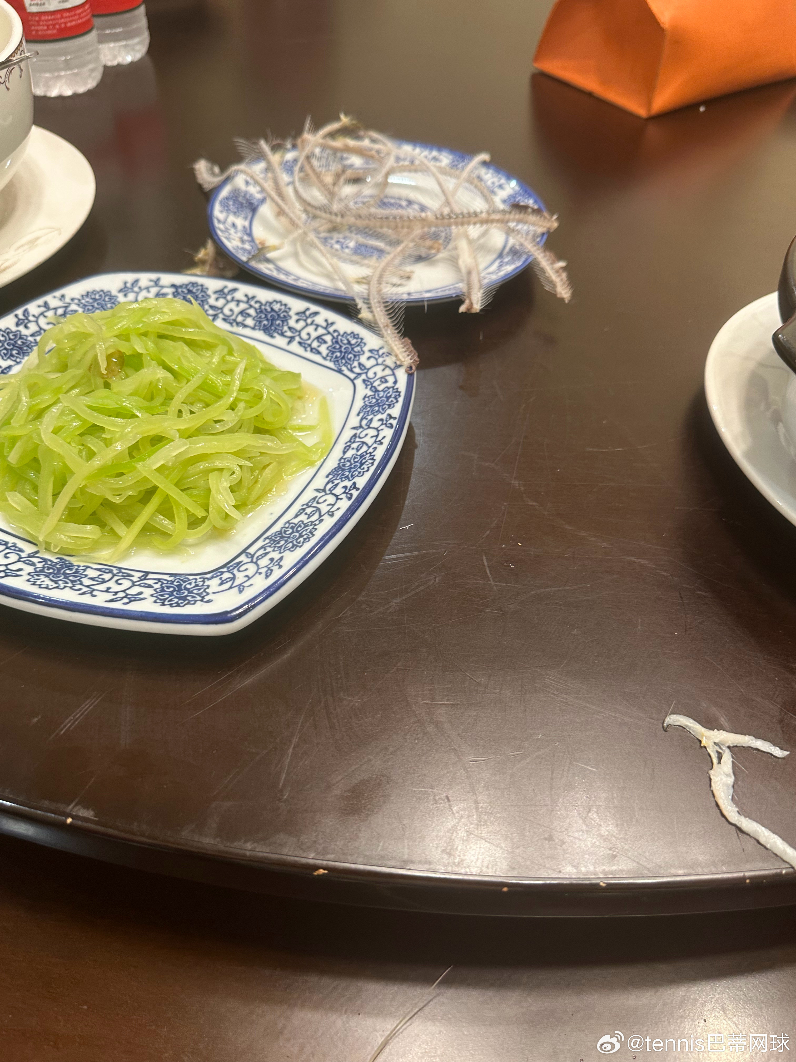 今天是似乎是高端局扬中刀鱼养殖基地的同学请吃刀鱼，3000元一斤，2斤10条，算