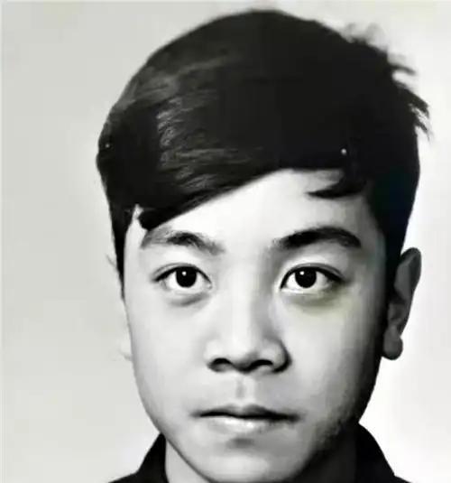 这是60年代在央视前留影的赵忠祥，那时他20岁不到。是一名长得很帅气的小伙子。他