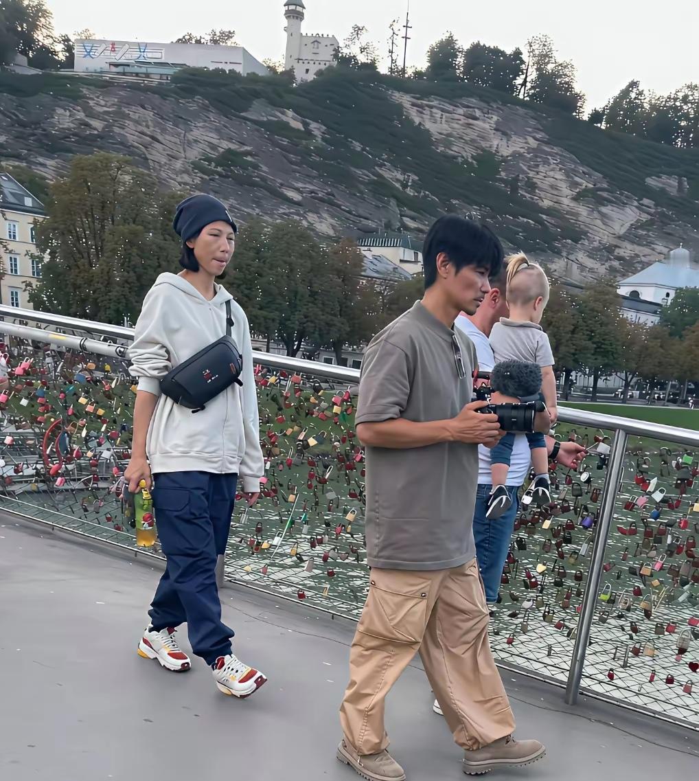 蔡少芬张晋奥地利街头被拍，夫妻俩穿着普通T恤牛仔裤，蔡少芬素着脸，连点口红都没涂