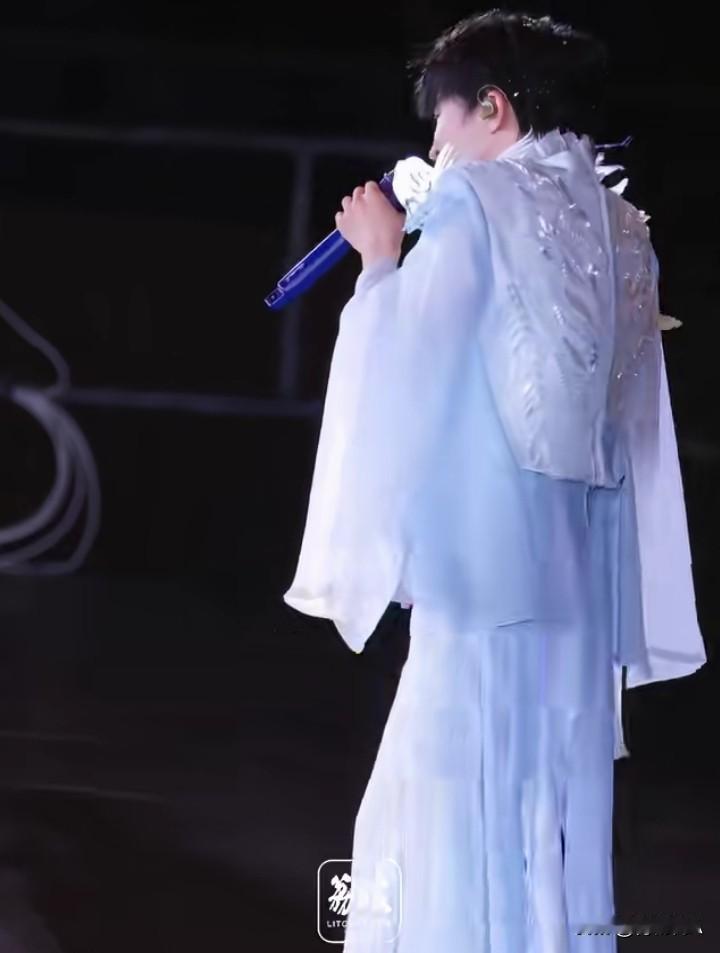 周深沈阳演唱会上，一只蛾子突然飞来，吓得他“花容失色”、“抱头鼠窜”。声音女