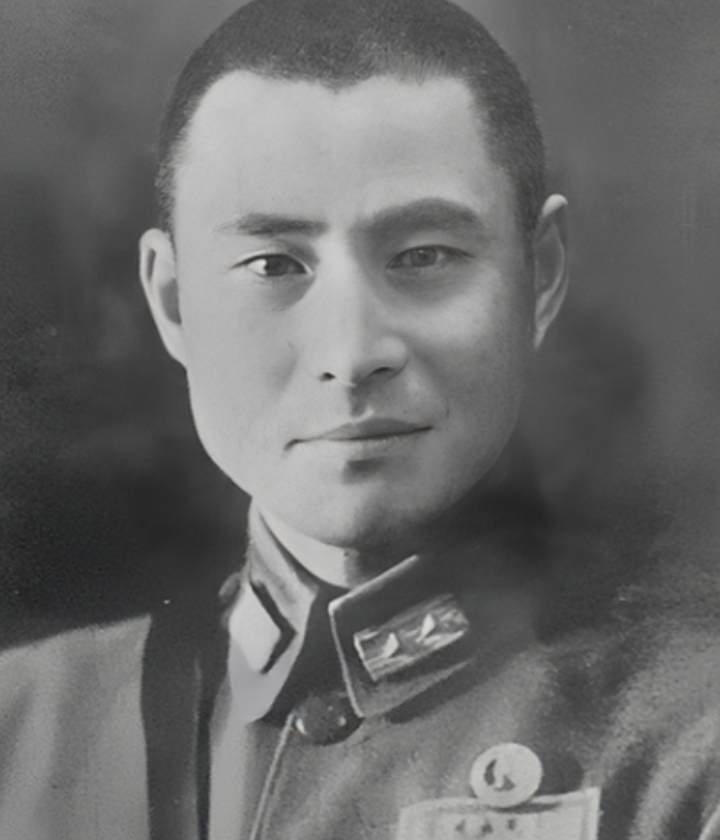 1948年，淮海战役胜利后，解放军战士路过一草垛，突然闻到股怪味。扒开草垛一看，