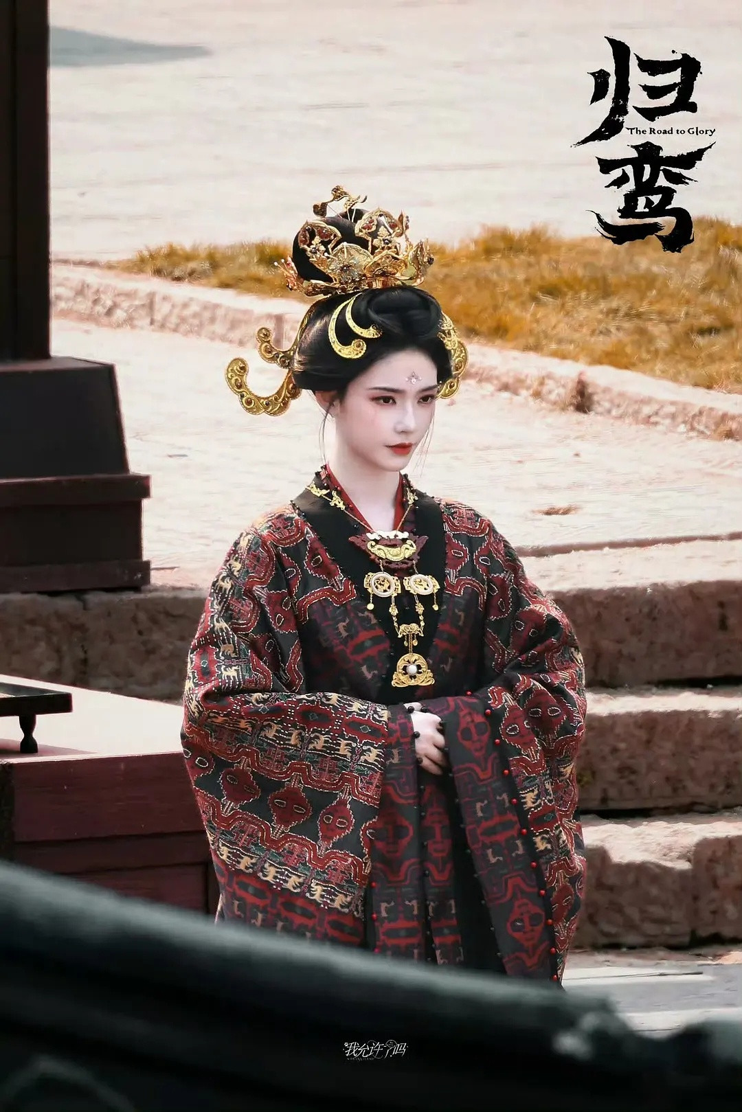 横店又开始新一轮风潮了，衣服和发型都好像。