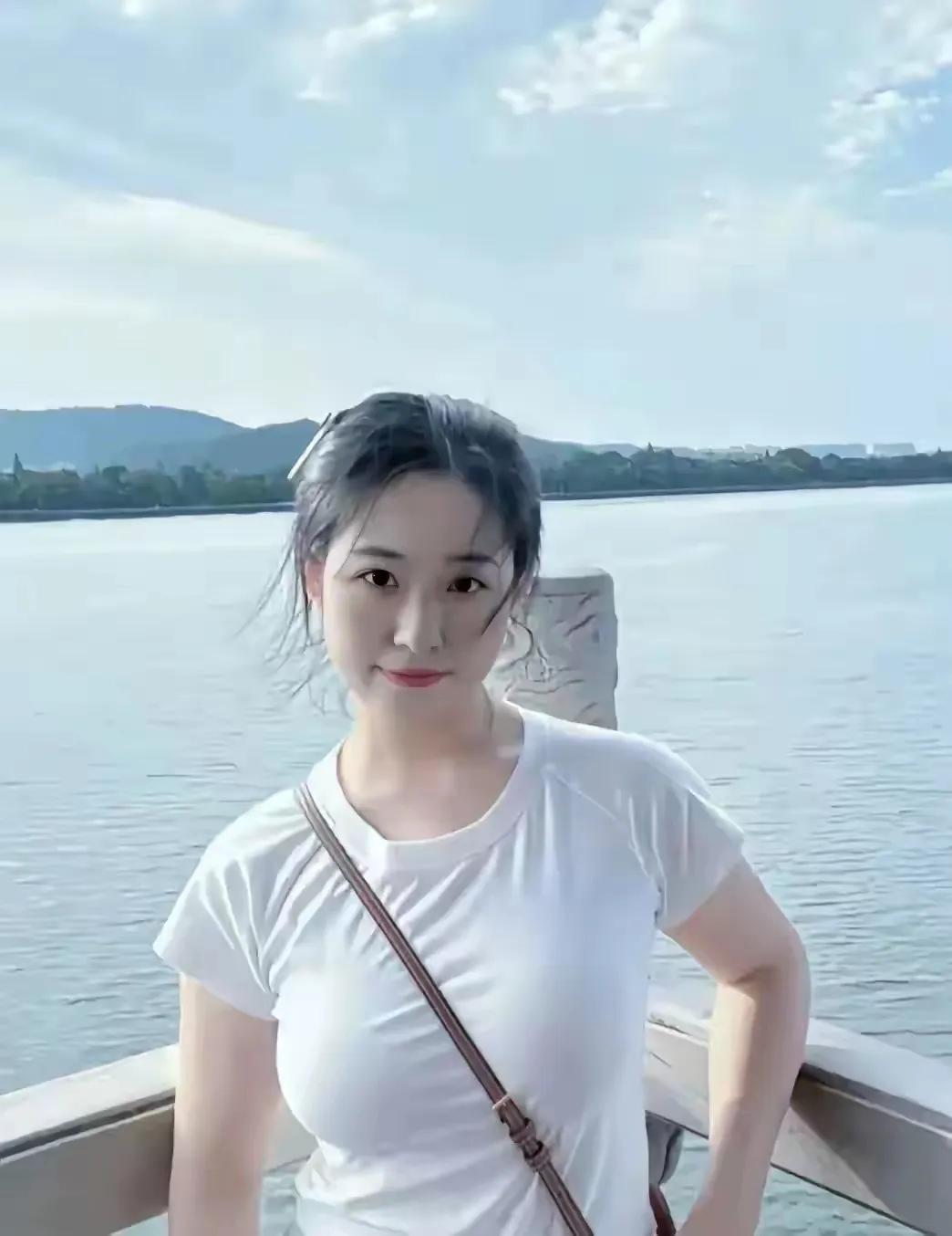 《自由》自由仿佛是一缕清风，看似无处不在，却又难以捉摸。人们歌颂它、追寻它，