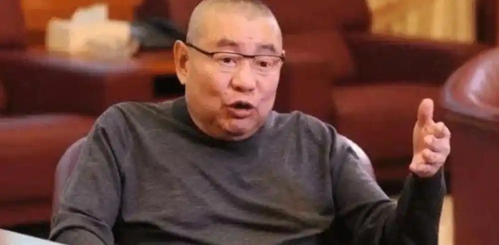 刘銮雄的洁癖有多严重？ 助手扶他必须隔毛巾，连他的女儿经过都下意识躲闪，唯独