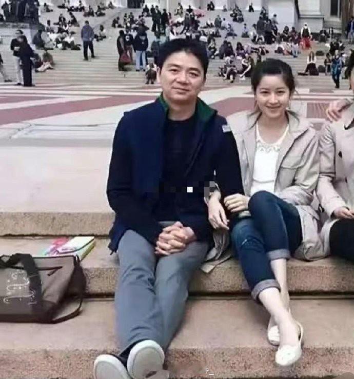 这时的刘强东三十八岁，章泽天十八岁，刚认识不久。照片里，台阶上并肩而坐，他温和沉