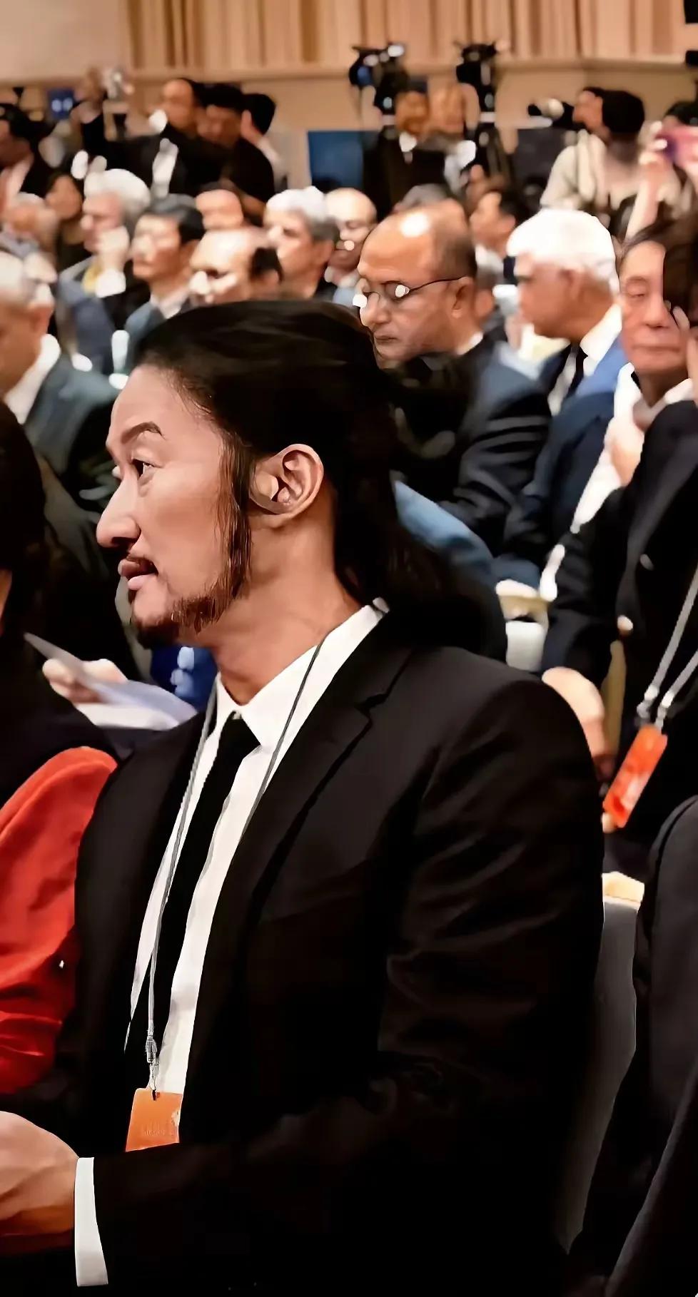 吴京现在这个样子，真是让人不忍直视，与之前阳光帅气的形象相比较，简直判若两人。吴