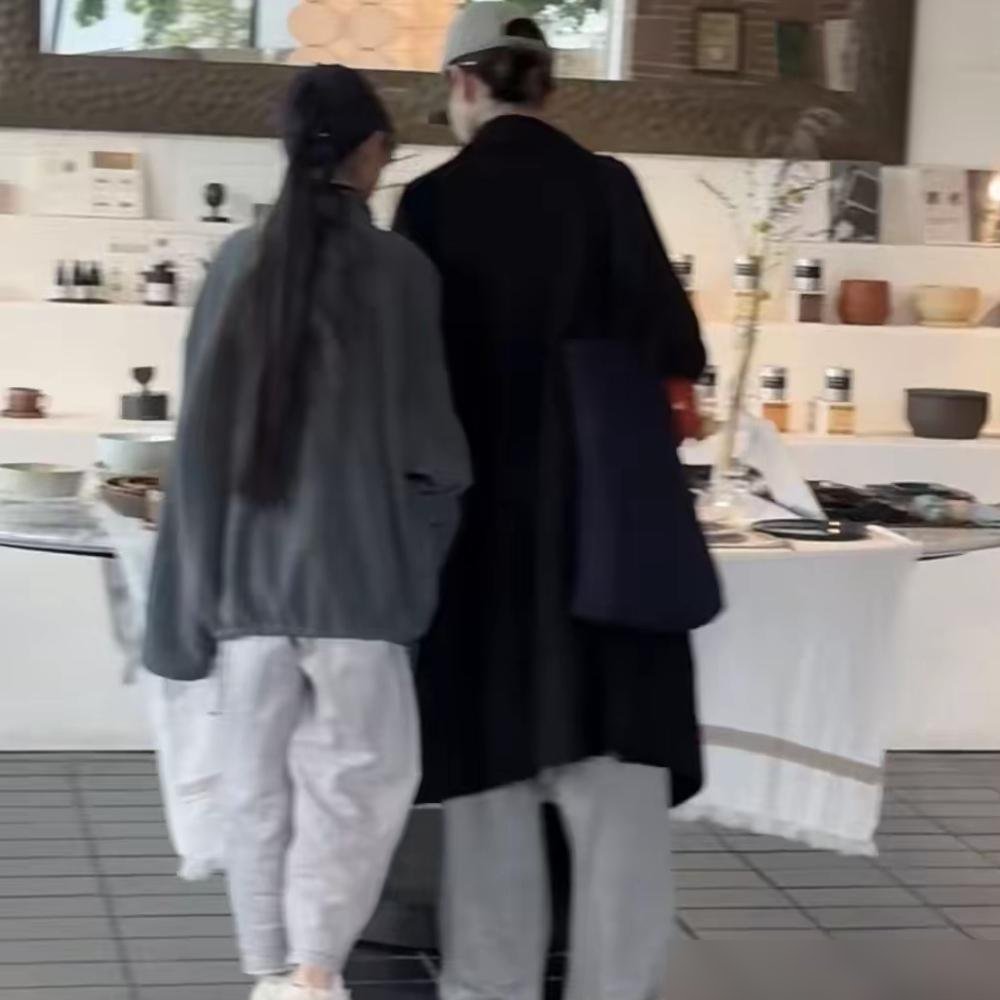 阿那亚沙滩上，李承铉单膝跪地给11岁的Lucky扎头发，动作比造型师还利索。旁边戚薇站着看，手里拎着