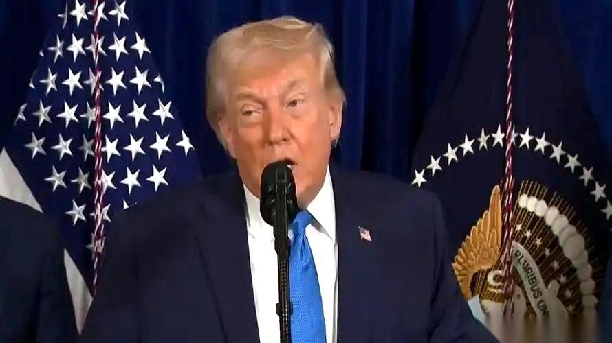 特朗普最新的“逐客令”出炉了：美国的大门，不光被上了锁，还直接用焊条焊死了。他