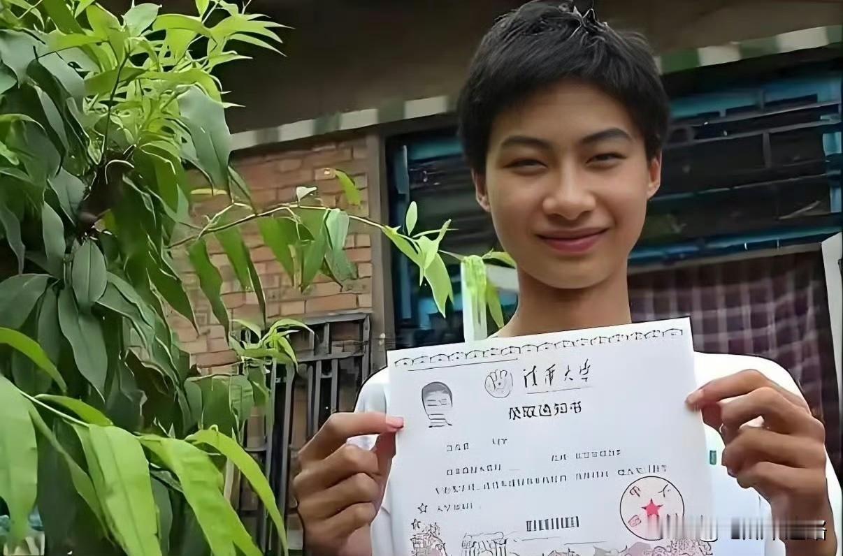 庞众望这个人，确实不经挖，越挖越发现，他父亲患有精神分裂症，发病时会撕课本、