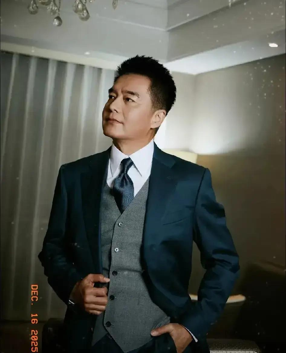 演员许亚军没去前妻何晴的追悼会。这事儿被人拿出来说，觉得他是怕现任妻子不高兴。