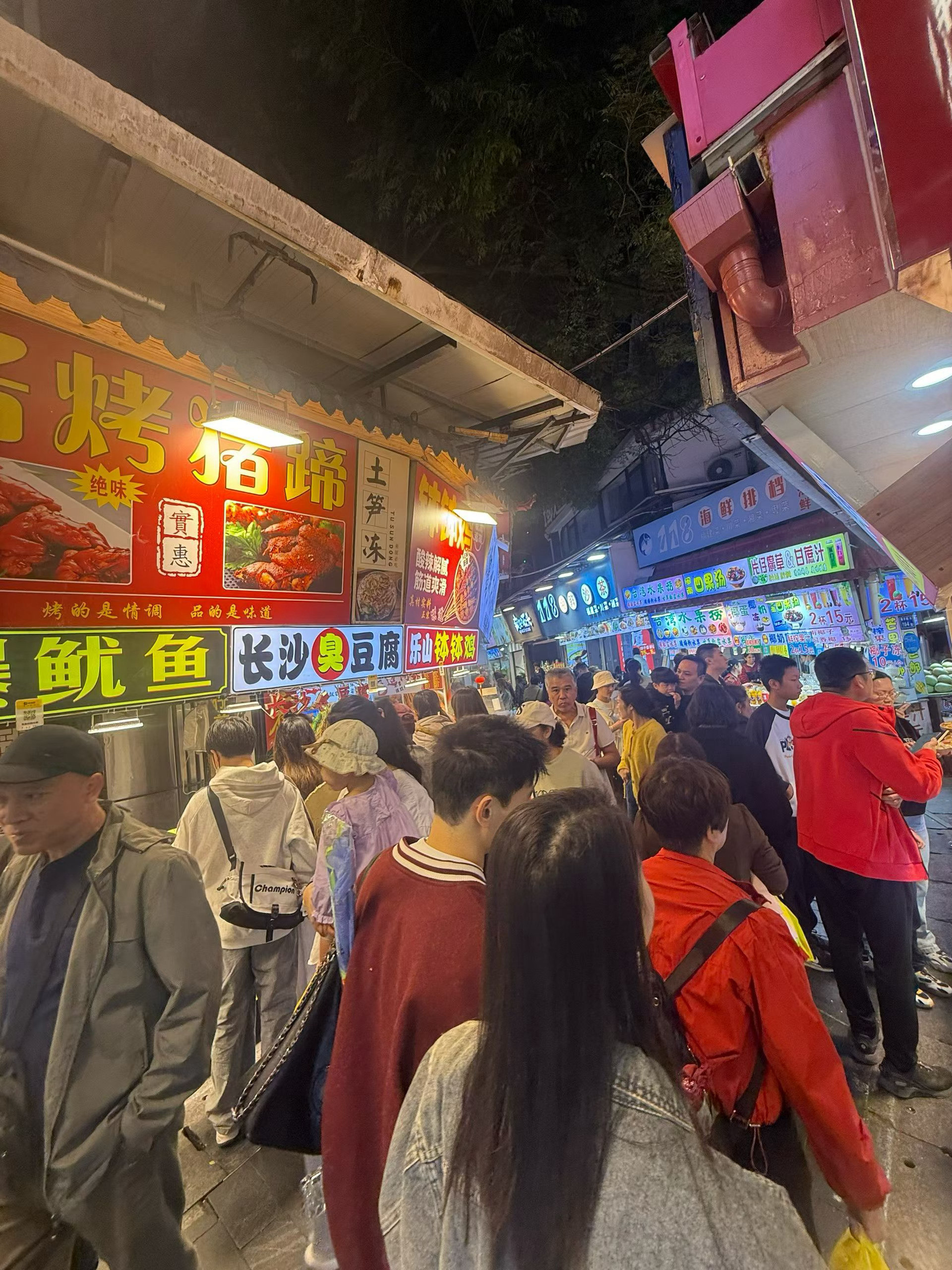 旅游的时候人们最喜欢的就是一头扎在当地有名的小吃街中，而且对于美食是绝对我擅长的