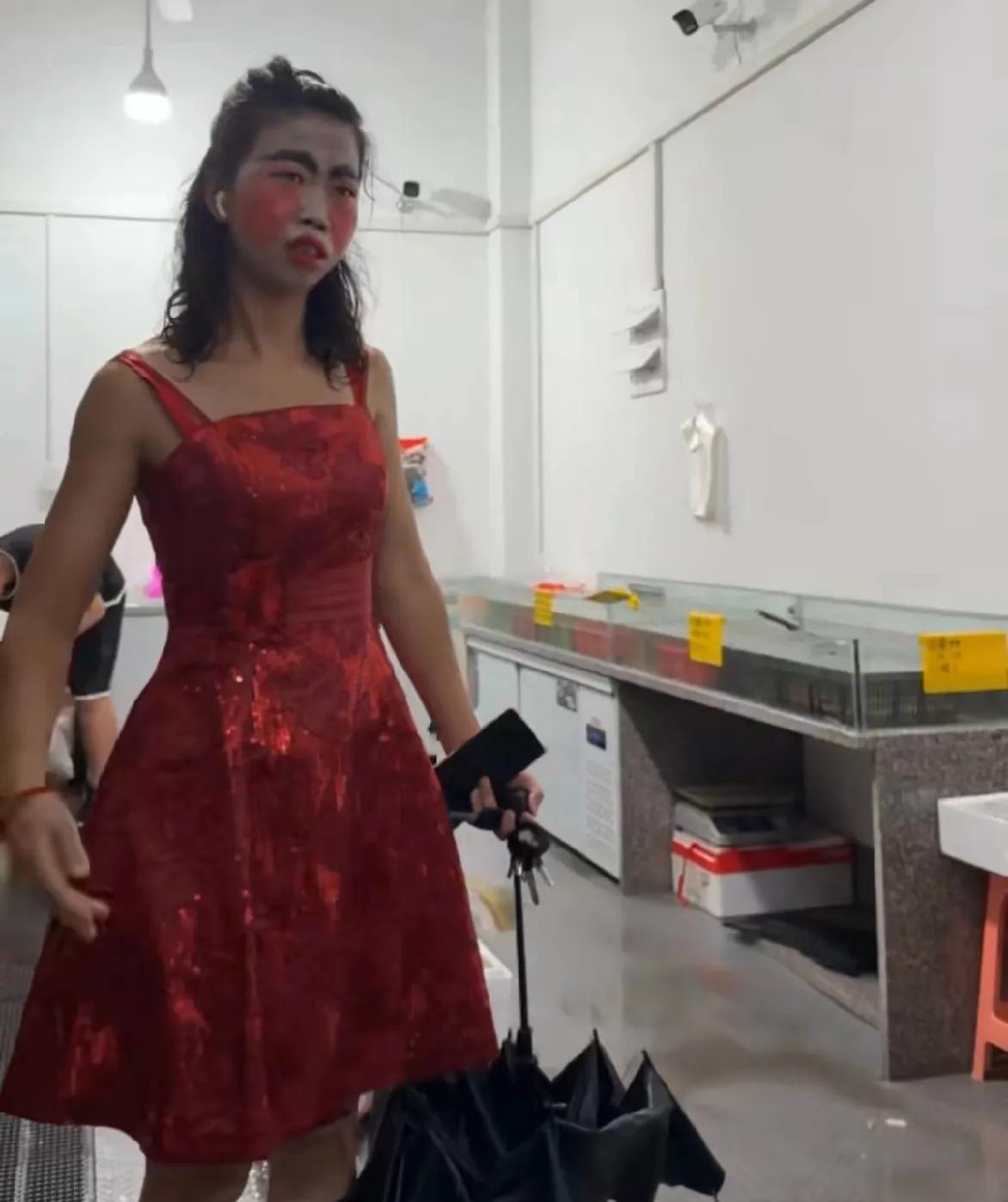 他蹲在工地门口啃馒头，手里攥着没发出去的工资条。老板电话关机，工友都走了，只剩