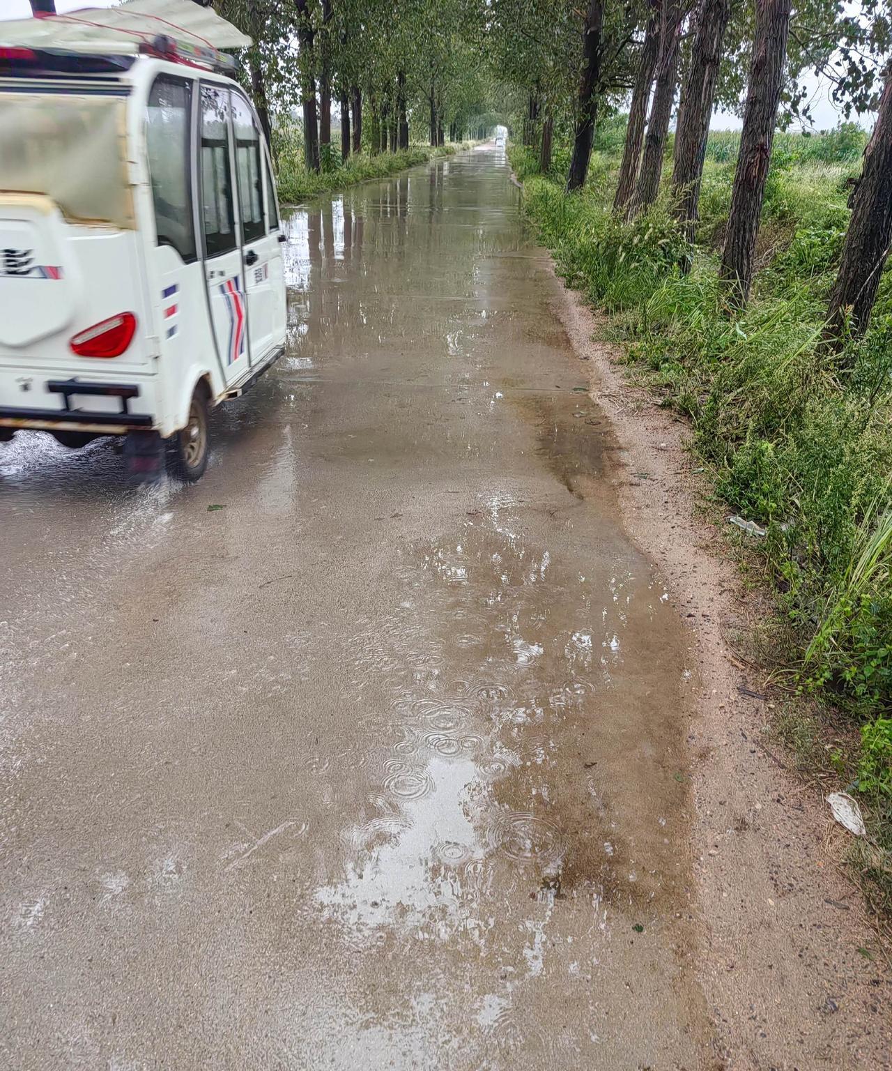 我堂姐的老公跟她说，国庆节公司安排他出差了，不能陪她和孩子一起旅游，还给她转了3