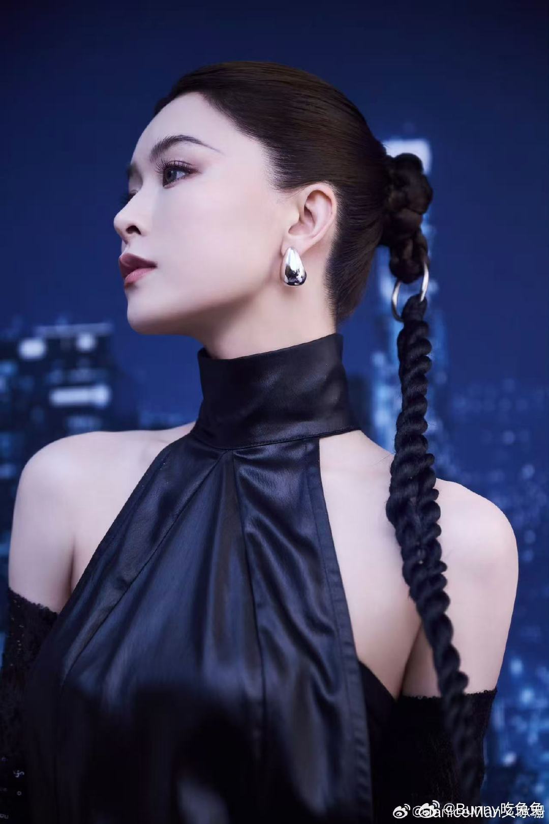 氛围感直接封神！文咏珊颈窝性感恰到好处，文咏珊水滴耳环微光闪烁，每一帧都是画