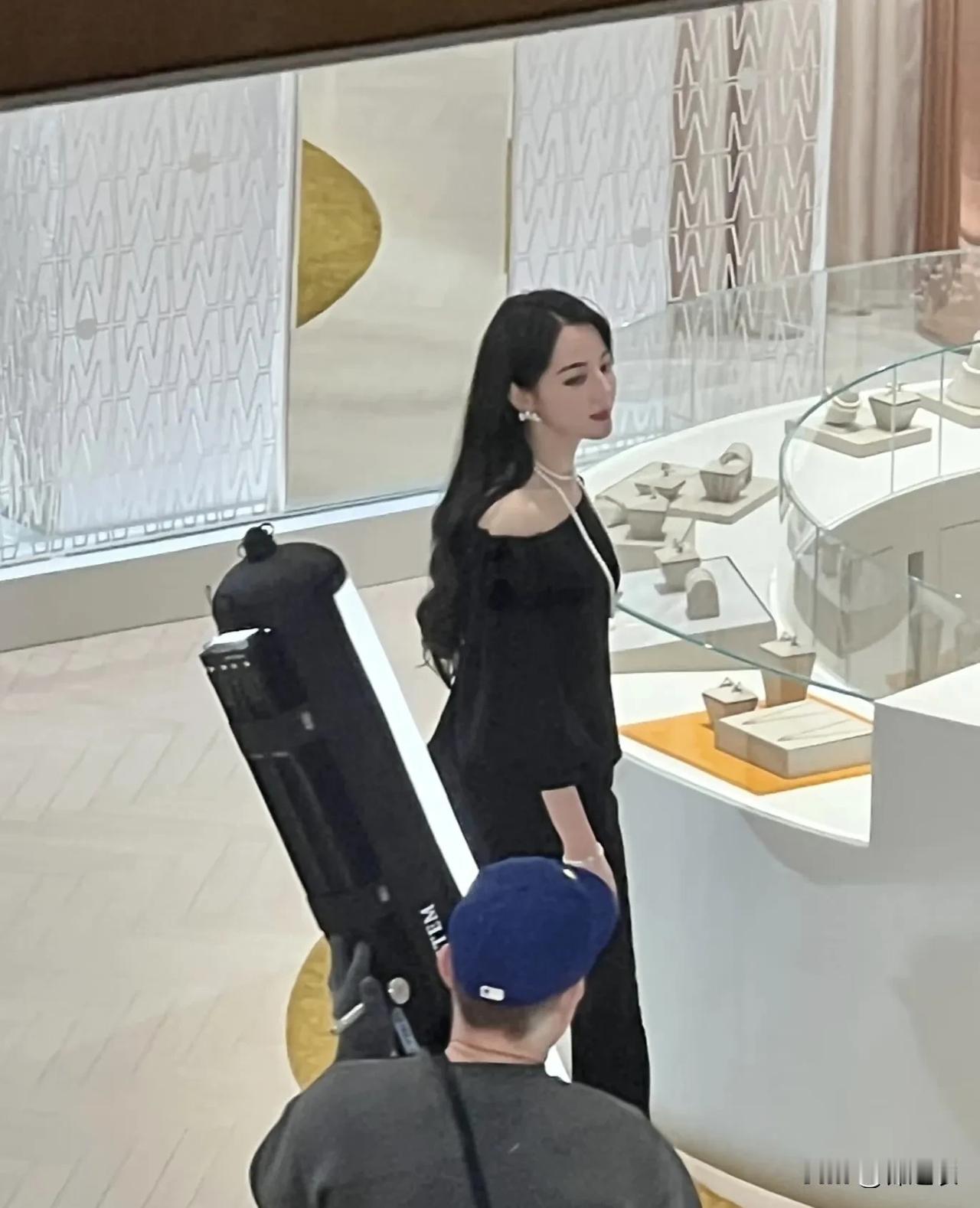 迪丽热巴近日在日本被偶遇，她一身黑色的穿搭，秀发披肩，身材高挑纤瘦，气场一米八，