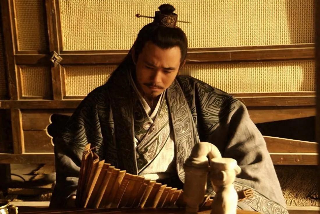 勾践灭吴称霸的庆功宴后，深夜对着王后低声道：“文种、范蠡手握灭吴奇功，如今吴国已