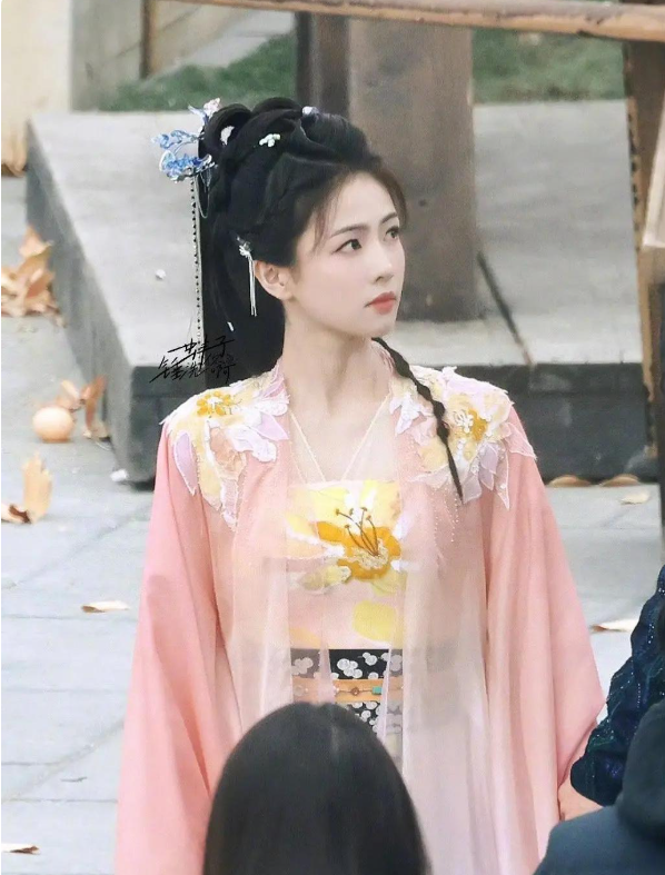 白鹿新剧里的造型不错哈，看着挺顺眼。服装搭配、发型设计都挺用心，让人对这部剧更期