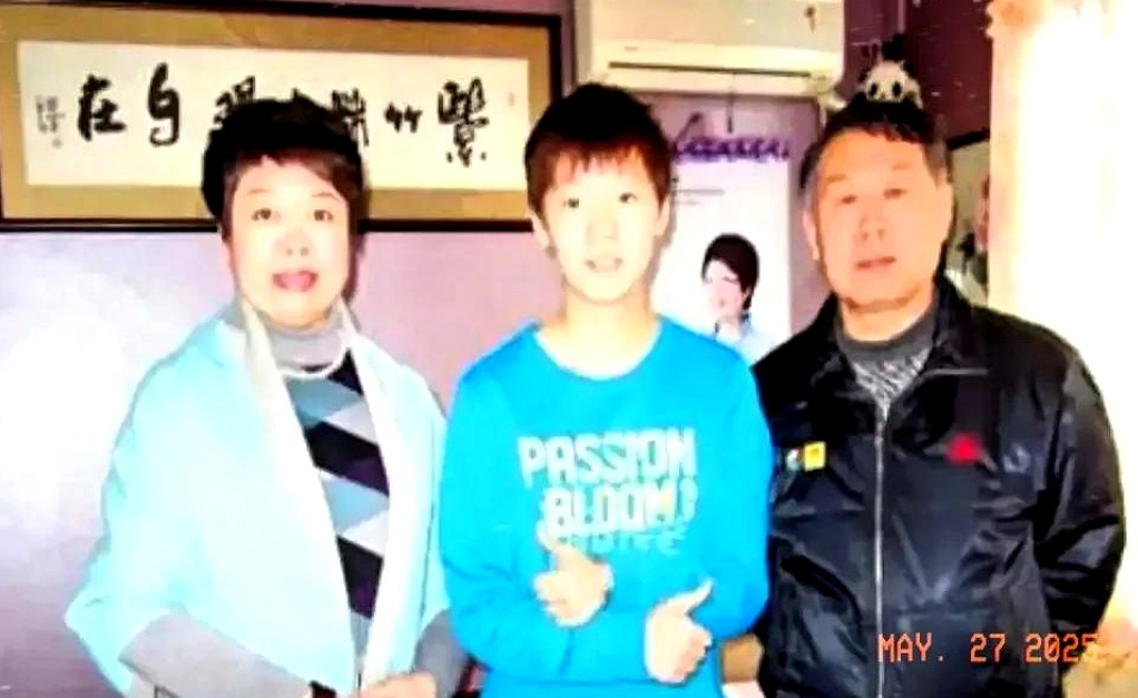 王曼昱的父亲并不是卖肉夹馍出身的！他的父亲是齐齐哈尔市某个企业的车间主任，因为