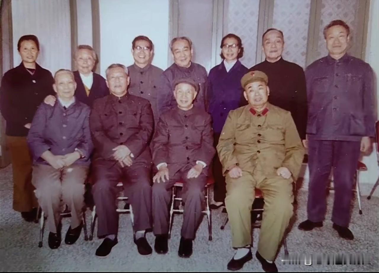 1980年的广州，留下粟裕、许世友、杨尚昆一众革命老战友欢聚合影的珍贵瞬间。几