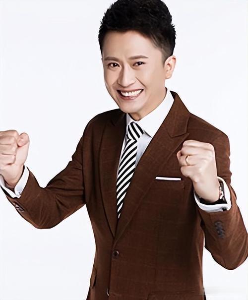 给央视卖命19年，连站6年零下几十度的春晚分会场，撒贝宁连他微信都没有 “我