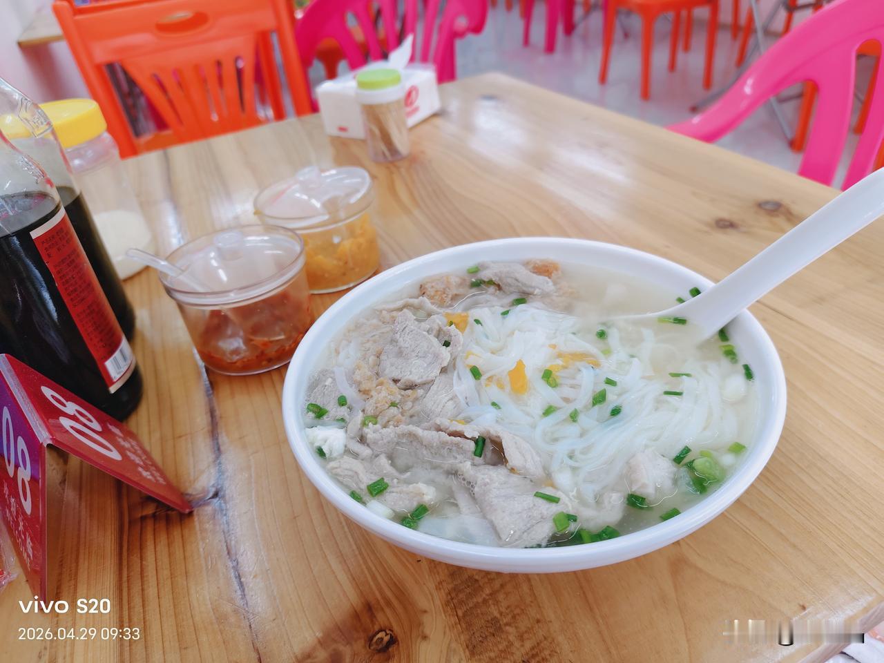 一双拖鞋、一碗粉、一只狗，开始海南的生活，早餐从海南万宁后安粉开启，海南的早餐是