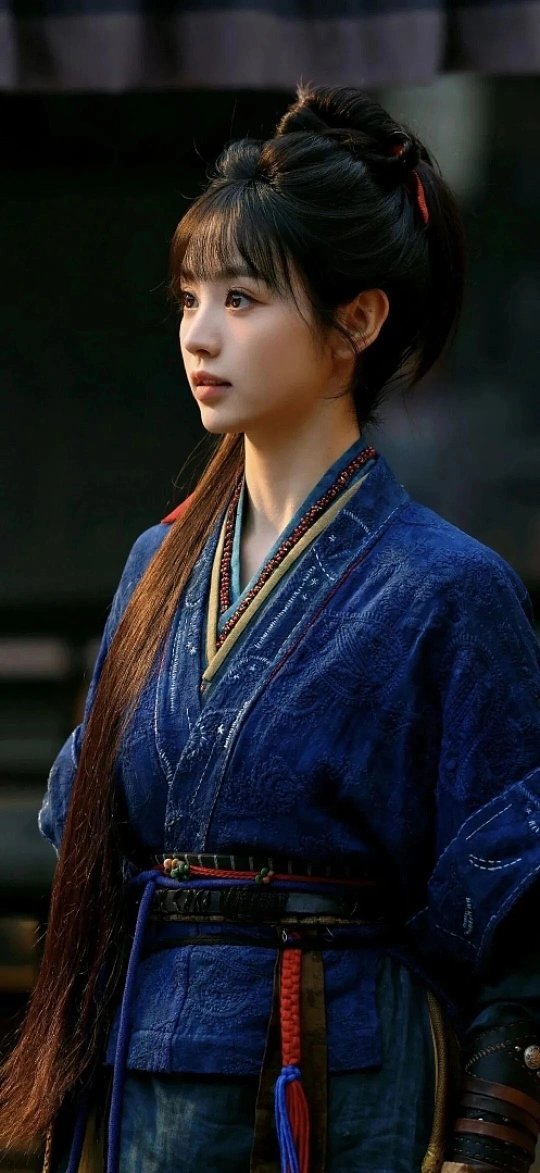 田曦薇青风吹又生定妆田曦薇总能平衡甜妹感与古装古韵。以往大家总觉得她的圆脸只适配