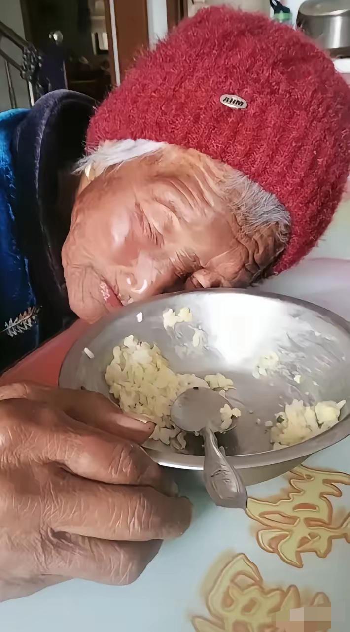 痛心！心如刀割。老母亲吃着饭，突然倒在桌上紧闭双眼，没了气息。这位儿子连忙呼喊：