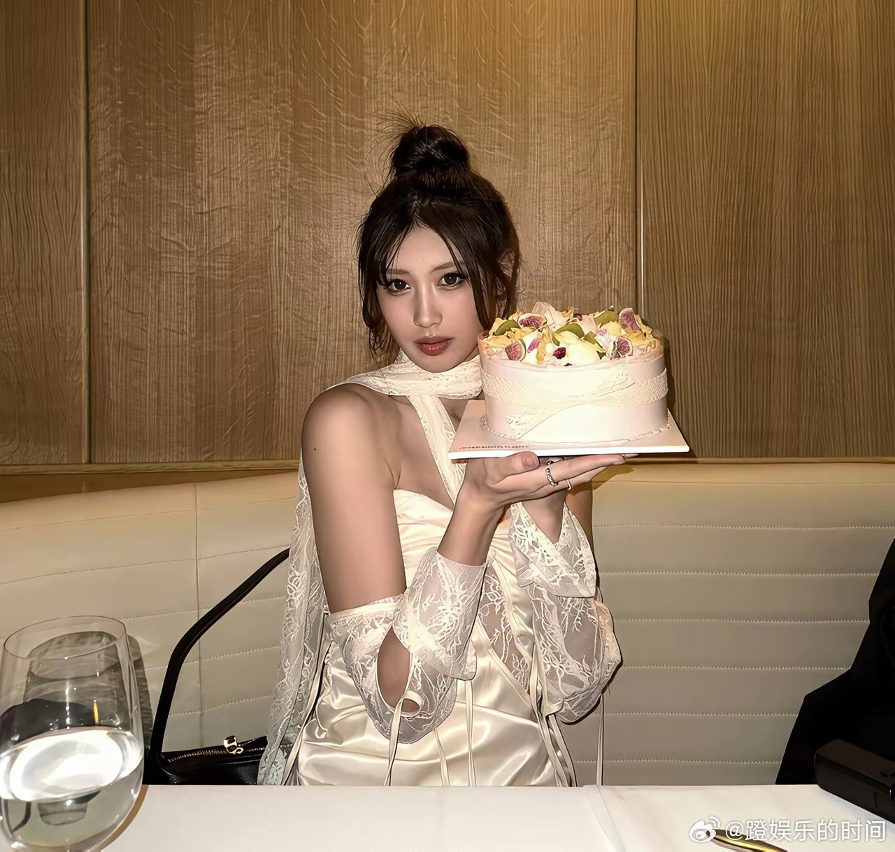 冯小刚女儿晒出在美国过生日，这是妥妥的千金名媛风啊！有一说一，这孩子命确实好，被