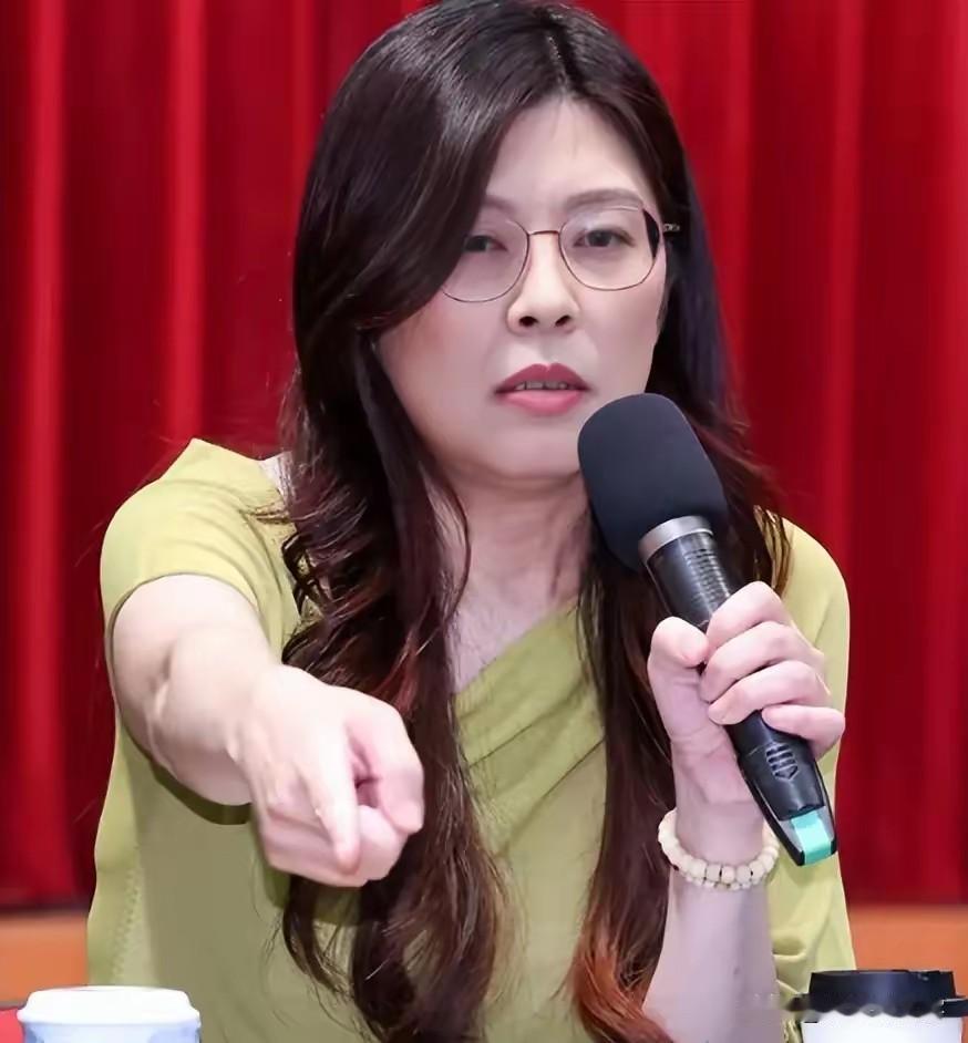 别看蔡正元时不时炮轰郑丽文，这个人很精，他跟郭正亮以及周锡玮都是郑丽文的免费“军