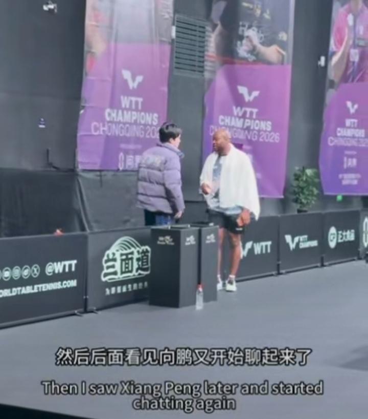 阿鲁纳和王楚钦热聊，阿鲁纳经纪人也是猛夸王楚钦，说王楚钦真诚非常有礼貌，英语流利