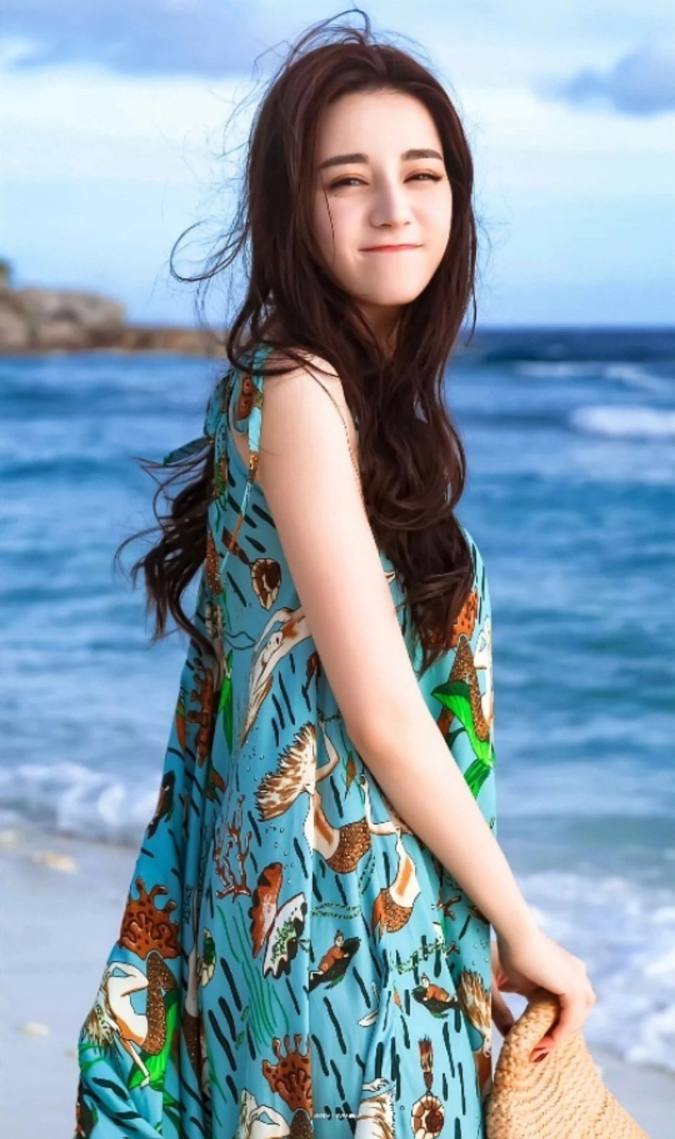 迪丽热巴美到连绷带都像时尚单品迪丽热巴的颜值简直是“美貌天花板”级别的存在！即便