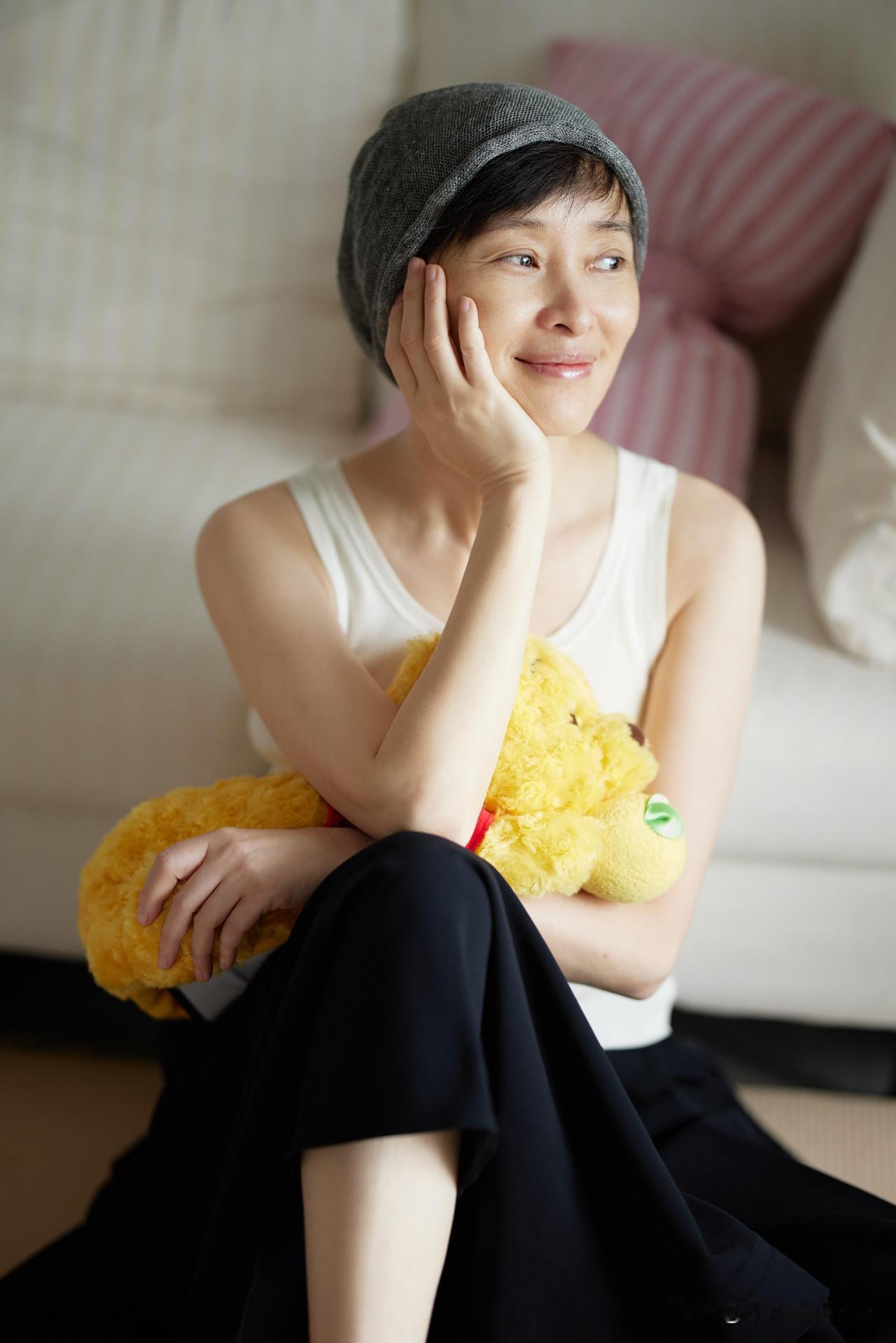 12月21日，演员吴越更新了一组生活随拍照片。虽然她已经53岁了，但她却常年不化