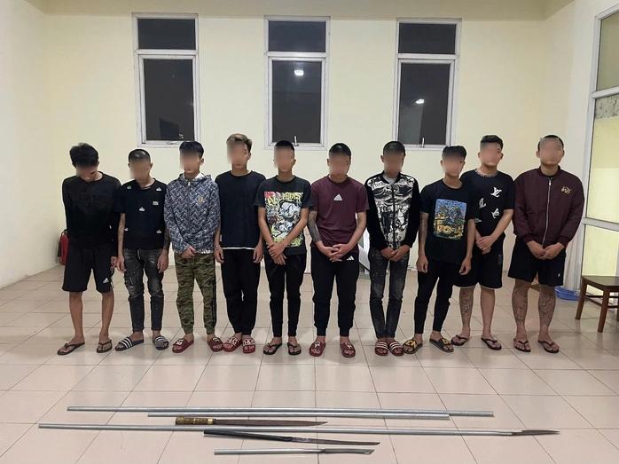 越南起诉3名在街头使用武器互相追逐，导致3名年轻人受伤4月17日，越南兴安省警