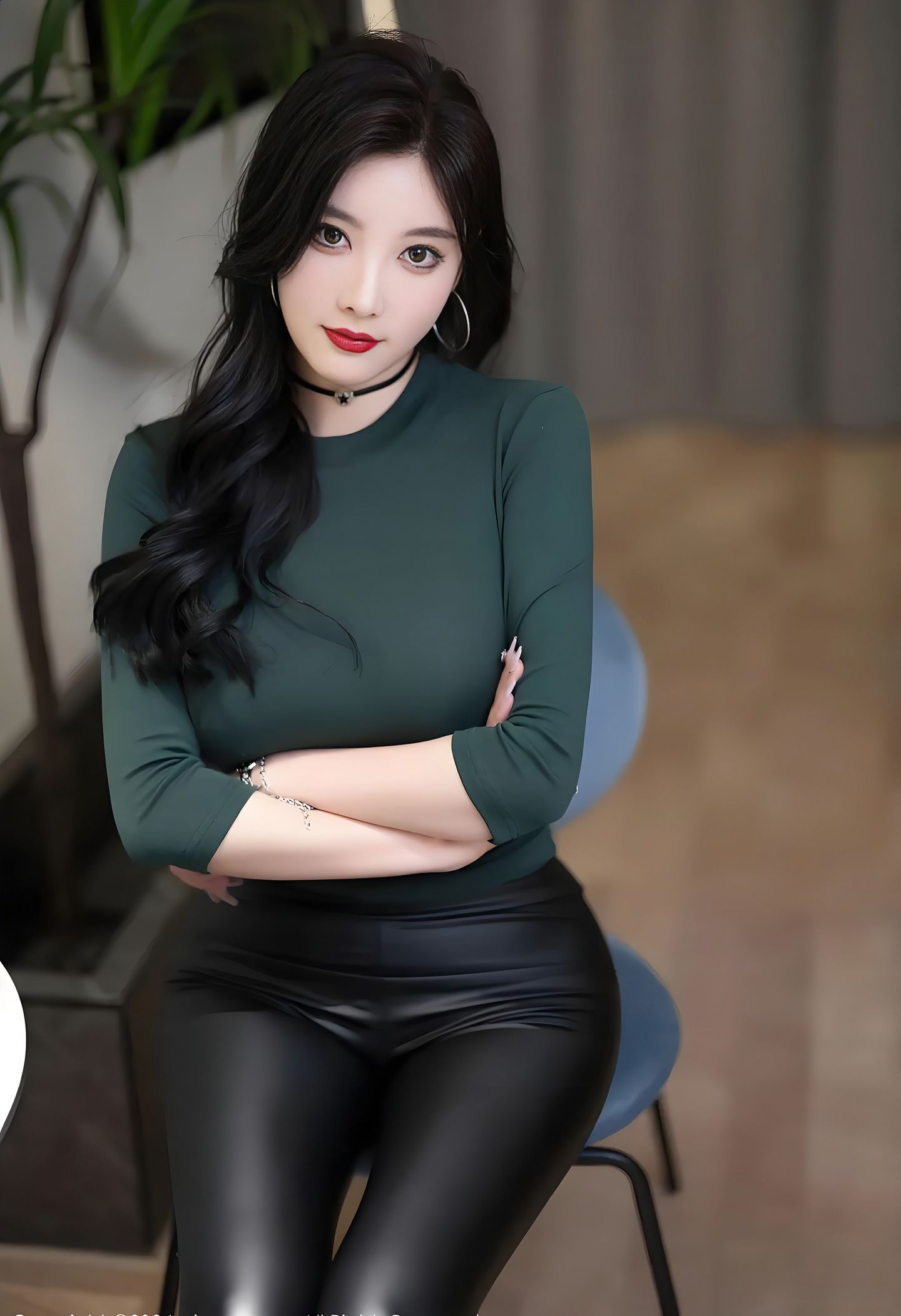 这个美女叫什么名字？#皮裤高跟鞋