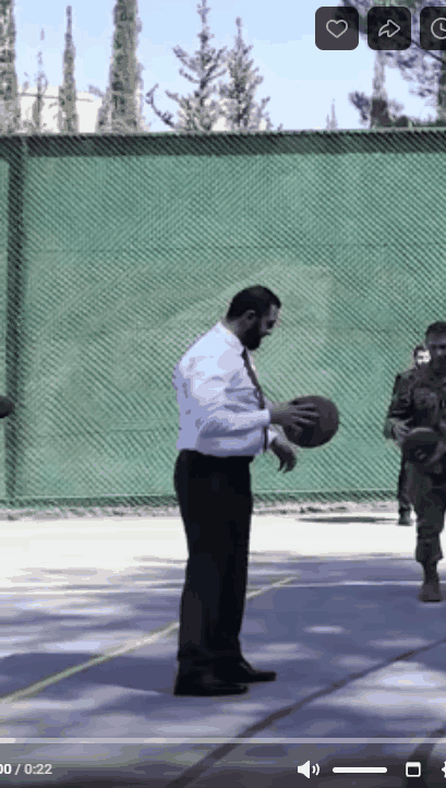 叙利亚过渡政府总统艾哈迈德·沙拉抵达美国后，先和美军高管打了一场街头篮球，信息量