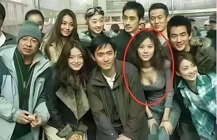 王思聪当年一句“顶级捞女”，直接把田朴珺钉在了耻辱柱上。可如今回头看，这盘棋，