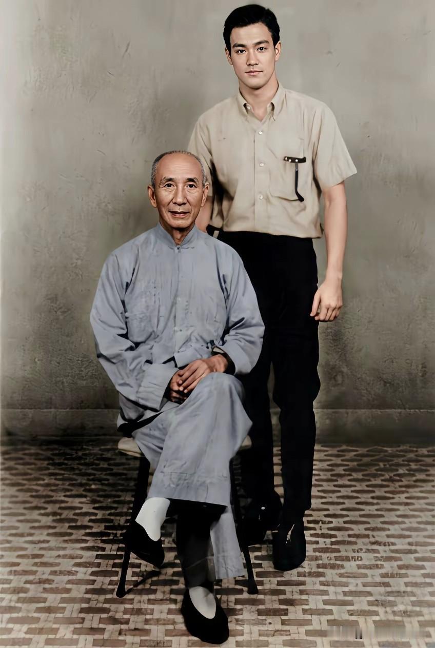 这是20岁的李小龙和师傅叶问拍的一张老照片，这是李小龙和叶问的真实照片，并不是演