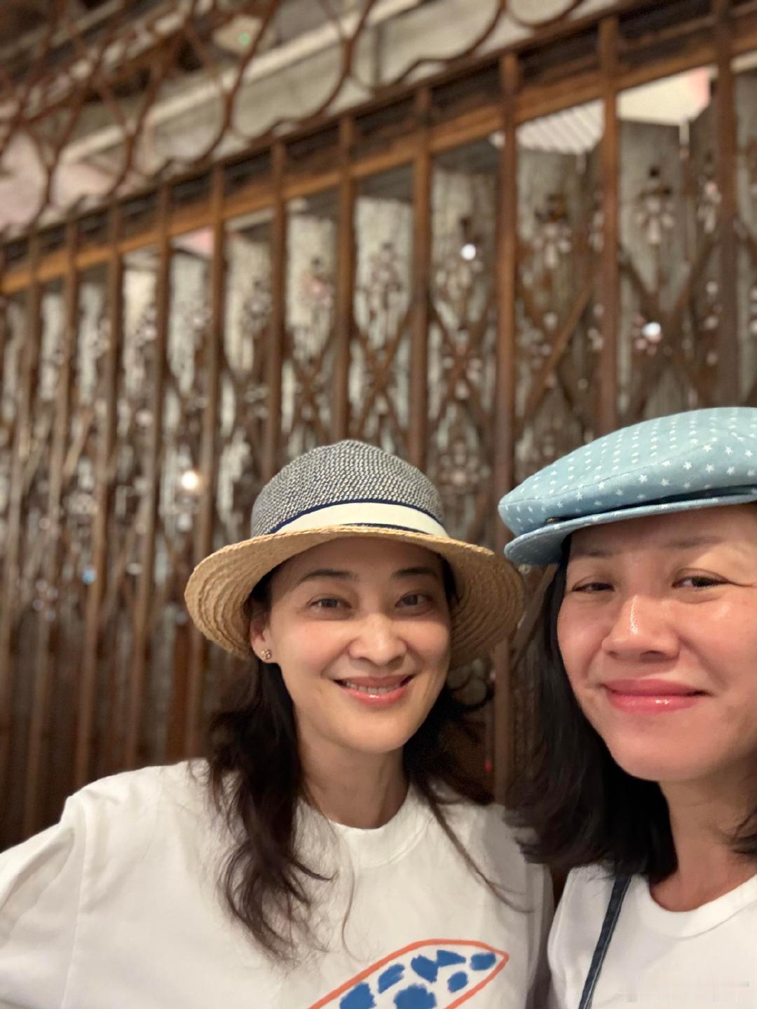 梅婷刘琳一起过六一梅婷刘琳六一合照梅婷刘琳一起过六一，看见安杰德华线下碰面合照，
