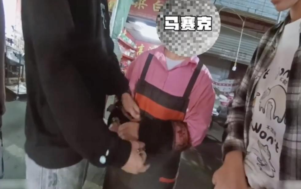 太过分了！10月14日消息，成都，一对夫妻卖卤味，先把低价猪肉卤好，再按